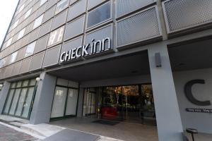 台中市CHECK inn Taichung Liming的大楼的一侧设有登记入住标志