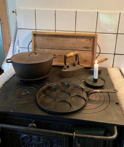 a stove top with a pan and a candle on it at Kullen in Börsebo