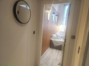 リバプールにあるL2 Luxury Livingの廊下(鏡、洗面台付) +2枚の写真