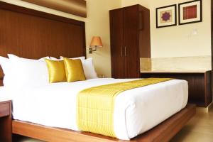 Letto o letti in una camera di Hotel Rameswaram Grand