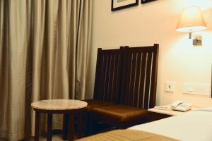 Letto o letti in una camera di Hotel Rameswaram Grand
