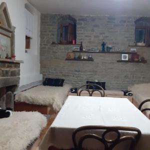 Khu vực ghế ngồi tại Traditional GuestHouse Permet