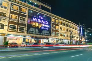 TaytayMonaco Hotel的一座大楼，前面停满了汽车