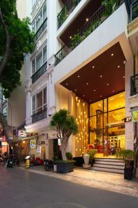 Le Premier Hotel & Rooftop Bar