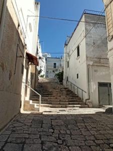a group of stairs in an alley between buildings at Holiday Home Dimora Effe in Castellaneta