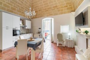 a kitchen and dining room with a table and chairs at Holiday Home Dimora Effe in Castellaneta