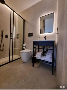 bagno con vasca, lavandino e specchio di GRAFEA Apartment&Rooms Catania a Catania