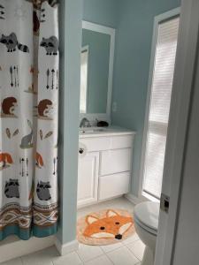 WhittierにあるSmokey Mountain Getaway - new renovation - Mountain Views with Sunsetsのトイレとシャワーカーテン付きのバスルーム +40枚の写真