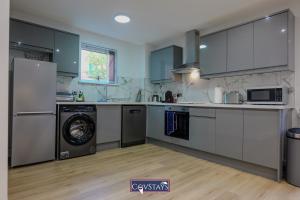 Kuchyň nebo kuchyňský kout v ubytování Beauchamp House - Apartment in Coventry City Centre by CovStays