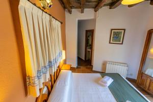 A bed or beds in a room at Hotel La Fragua I