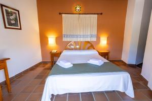 A bed or beds in a room at Hotel La Fragua I