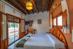 A bed or beds in a room at Hotel La Fragua I