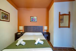 A bed or beds in a room at Hotel La Fragua I