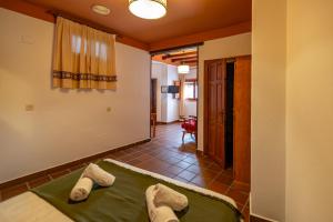 A bed or beds in a room at Hotel La Fragua I