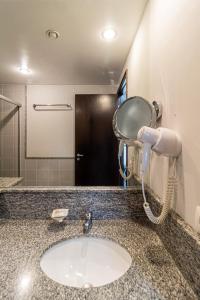 サンパウロにあるBHomy Blue Treeのバスルーム(ヘアドライヤー、鏡付きのシンク付) +22枚の写真