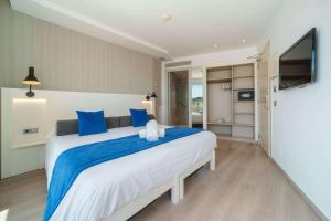 Postel nebo postele na pokoji v ubytování Mar Calma Hotel