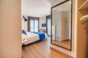 Postel nebo postele na pokoji v ubytování Mar Calma Hotel