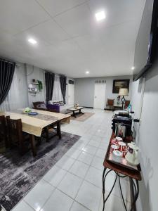 Porlak Hebron Family Homestay Silangit的电视和/或娱乐中心