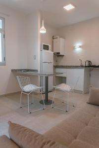 un soggiorno con un tavolo e due sedie di Alegria Apart a San Rafael