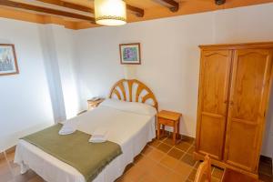 A bed or beds in a room at Hotel La Fragua I