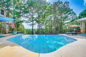 een zwembad in de achtertuin van een huis bij Broken Bow Escape with Mountain Views and Pool Access! in Broken Bow