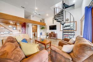 Een TV en/of entertainmentcenter bij Broken Bow Escape with Mountain Views and Pool Access!
