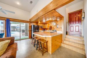 Een keuken of kitchenette bij Broken Bow Escape with Mountain Views and Pool Access!