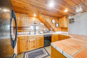 Een keuken of kitchenette bij Broken Bow Escape with Mountain Views and Pool Access!