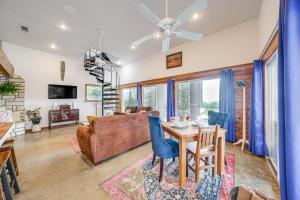 Een TV en/of entertainmentcenter bij Broken Bow Escape with Mountain Views and Pool Access!
