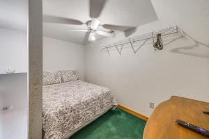 Een bed of bedden in een kamer bij Broken Bow Escape with Mountain Views and Pool Access!