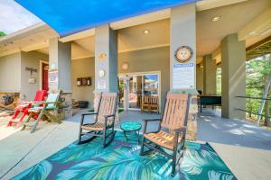 Een zitgedeelte bij Broken Bow Escape with Mountain Views and Pool Access!