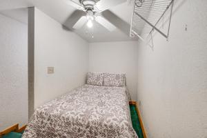 Een bed of bedden in een kamer bij Broken Bow Escape with Mountain Views and Pool Access!