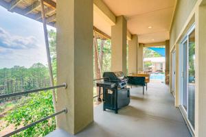Een balkon of terras bij Broken Bow Escape with Mountain Views and Pool Access!