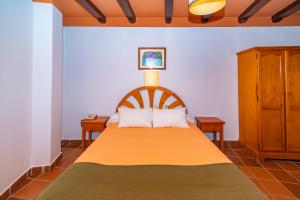 A bed or beds in a room at Hotel La Fragua I