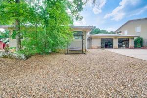 Een tuin van Broken Bow Escape with Mountain Views and Pool Access!