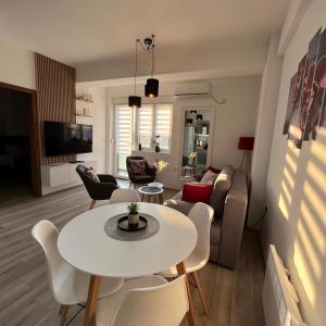 TV a/nebo společenská místnost v ubytování R Lux Apartman Jagodina Akva Park