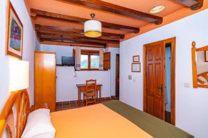 A television and/or entertainment centre at Hotel La Fragua I