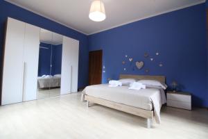 a blue bedroom with a bed with towels on it at The Old Bell Lodge in Siena