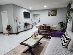 SiborongborongPorlak Hebron Family Homestay Silangit的带沙发和桌子的客厅