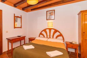 A bed or beds in a room at Hotel La Fragua I