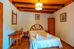 A bed or beds in a room at Hotel La Fragua I