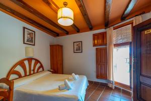 A bed or beds in a room at Hotel La Fragua I