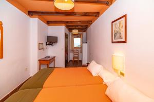 A bed or beds in a room at Hotel La Fragua I
