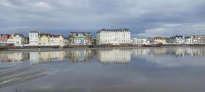 a city with buildings and a body of water at Le 246 - Duplex face à la mer pour 4 personnes, Wifi, TV full Sat, Parking in Wimereux