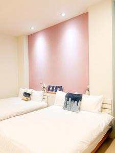 Uma cama ou camas num quarto em Zhuji Hostel