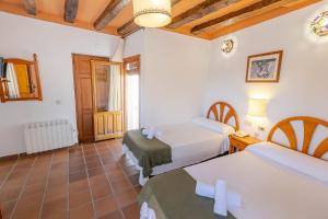 A bed or beds in a room at Hotel La Fragua I