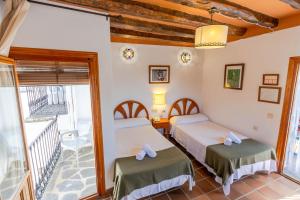 A bed or beds in a room at Hotel La Fragua I