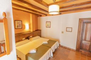 A bed or beds in a room at Hotel La Fragua I