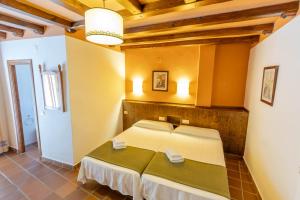 A bed or beds in a room at Hotel La Fragua I