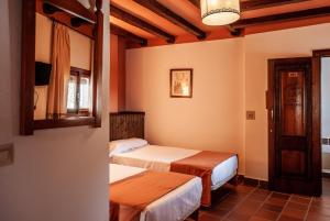 A bed or beds in a room at Hotel La Fragua I